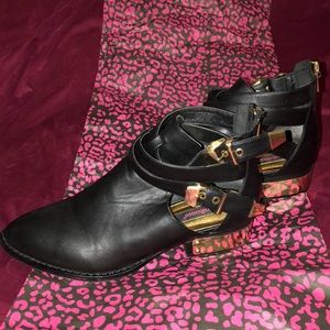 Black pointed toe Booties